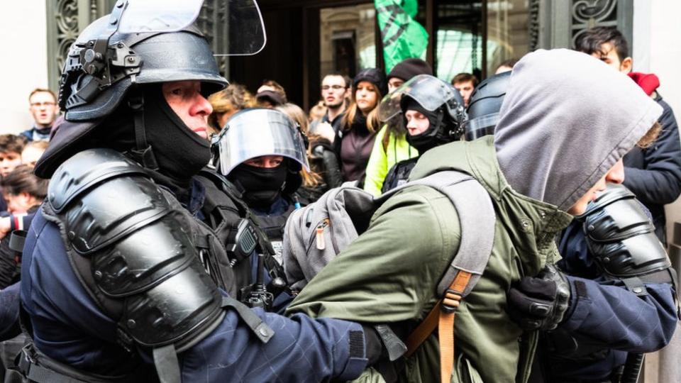 Manifestante arrestado en Davos