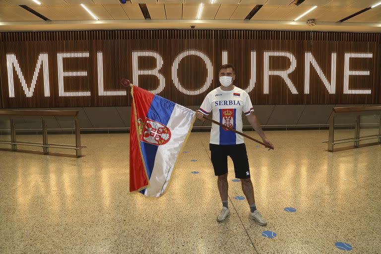 Los fanáticos que apoyan a Djokovic fueron al aeropuerto a pedir por su liberación