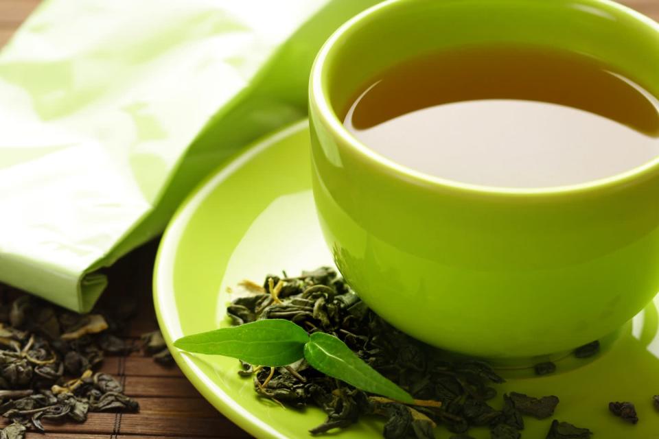Gurgeln Sie lieber mit Schwarzem oder Grünem Tee. Denn der enthält Polyphenole, welche Bakterien daran hindern, sich zu vermehren. So können Sie Mundgeruch auf natürliche Weise den Kampf ansagen. (Bild: iStock / KMNPhoto)