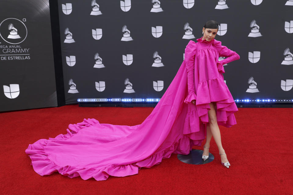 La cantante lo apostó todo al fucsia de Giambattista Valli, <a href="https://es.vida-estilo.yahoo.com/asi-llevan-las-famosas-el-fucsia-el-color-de-la-temporada-154836820.html?guccounter=1" data-ylk="slk:uno de los colores de la temporada;elm:context_link;itc:0;sec:content-canvas;outcm:mb_qualified_link;_E:mb_qualified_link;ct:story;" class="link  yahoo-link">uno de los colores de la temporada</a>, y perdió. Otra vez será. (Foto: Joe Buglewicz / Getty Images)