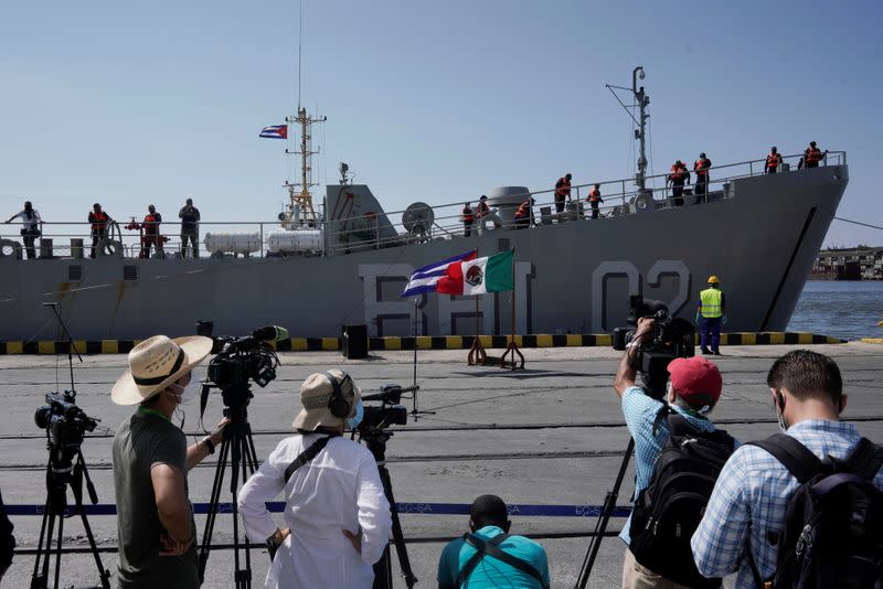 Mexican ship with humanitarian aid arrives in Havana.