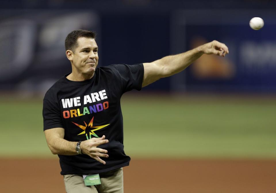 Bill Bean, vicepresidente de Responsabilidad Social e Inclusión de las MLB, el primer lanzamiento ceremonial antes del partido de béisbol entre los Tampa Bay Rays y los San Francisco Giants, el viernes 17 de junio de 2016, en St. Petersburg, Florida (AP Photo / Chris O'Meara).