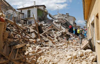 Un devastador terremoto sacudió la madrugada del miércoles una serie de localidades montañosas del centro de Italia y dejó al menos 120 personas muertas, residentes atrapados bajo los escombros y un número indeterminado de desaparecidos. En la imagen, varias personas y equipos de rescate tras el terremoto en Amatrice, Italia, el 24 de agosto de 2016. REUTERS/Ciro De Luca