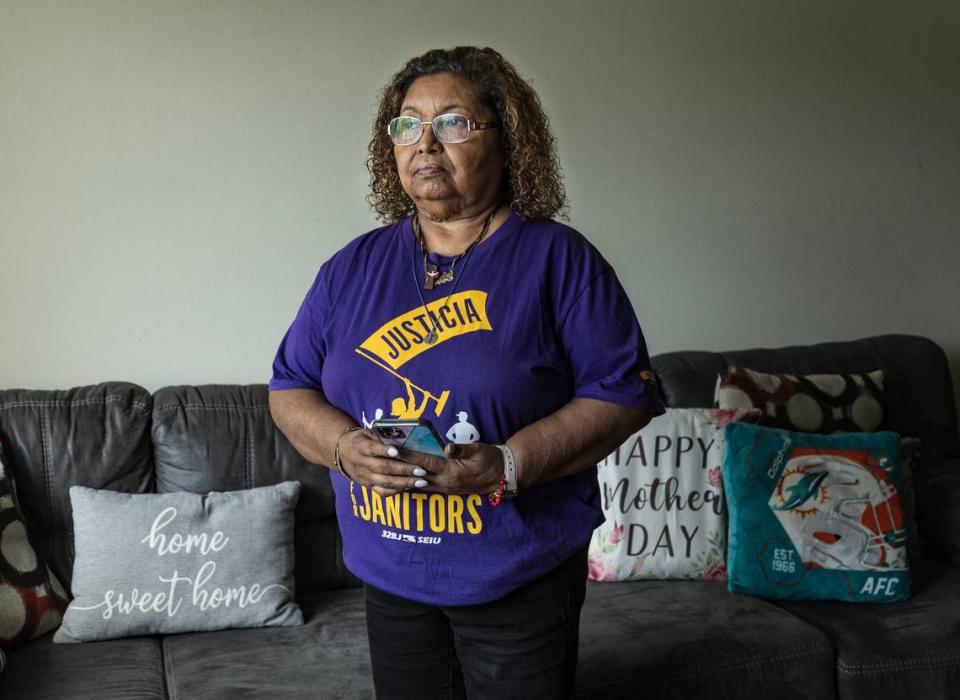 María Elena Hernández, inmigrante de Nicaragua, posa en su casa del Condado Broward el 29 de mayo de 2024.