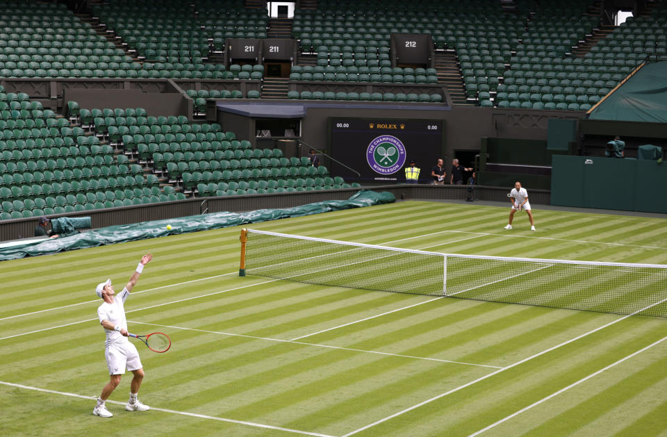 Andy Murray saca frente a Dan Evans en su entrenamiento en el All England Lawn Tennis y Croquet Club, en Wimbledon, Inglaterra, de cara al inicio del torneo, el jueves 29 de junio de 2023. (Steven Paston/PA vía AP)