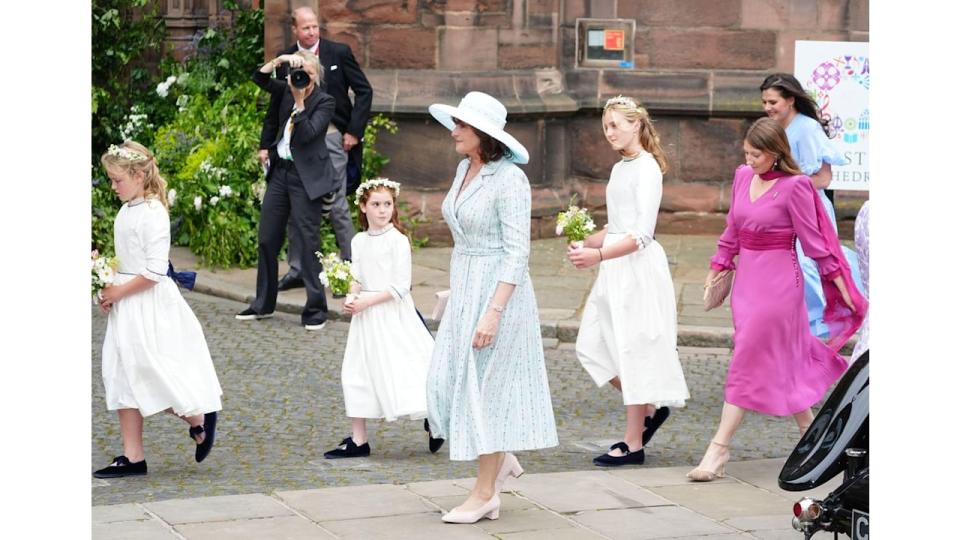 Isabel Rodríguez-Legorburu and other wedding guests arriving