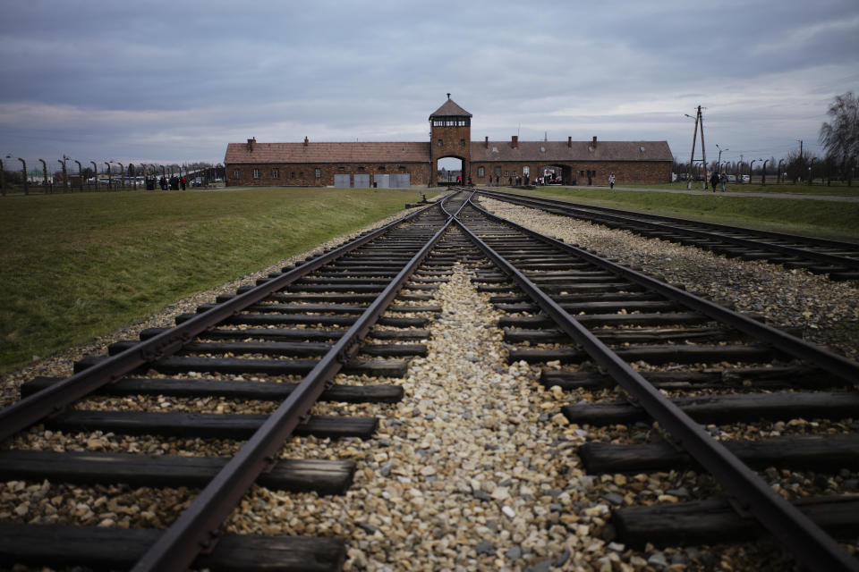Vista de las vías del tren por las que cientos de miles de personas fueron conducidas a las cámaras de gas en el interior del campo de concentración de Auschwitz-Birkenau o Auschwitz II, en Oswiecim, Polonia, el 7 de diciembre de 2019. (AP Foto/Markus Schreiber)