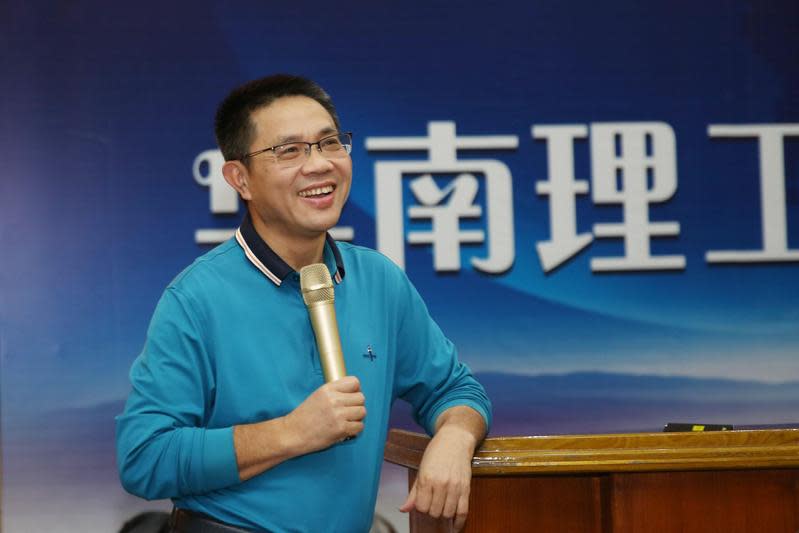 中國富豪陳生表示，「如果哪天兩岸統一，台灣回歸了」，將允諾將「大灑幣」砸下100多億元人民幣，送給每位台灣人一箱食品。（翻攝自今日頭條網站）