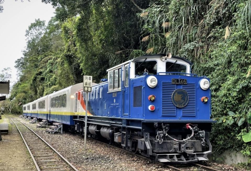 台灣旅遊｜全新阿里山小火車「栩悅號」4月啟行！5大翻新車廂特色：360度景觀瞭望席＋半隱私包廂