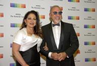 <p>Gloria y Emilio Estefan se conocieron en unas clases de improvisación en 1975. “Recuerdo que llevaba unos pantalones muy cortos y parecía que iba desnudo”, bromeó la artista en una entrevista en ‘People’. Apenas unos meses después, coincidieron también en una boda y surgió el amor entre ellos. (Foto: Ron Sachs / EFE). </p>