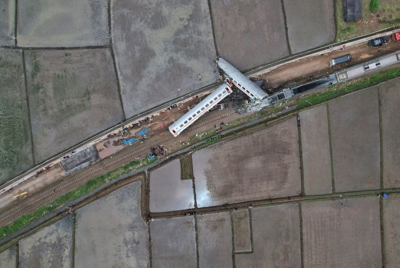 An aerial view of two trains after they collided in Cicalengka killing three people and injuring 28 others. Algi Febri Sugita/SOPA Images via ZUMA Press Wire/dpa