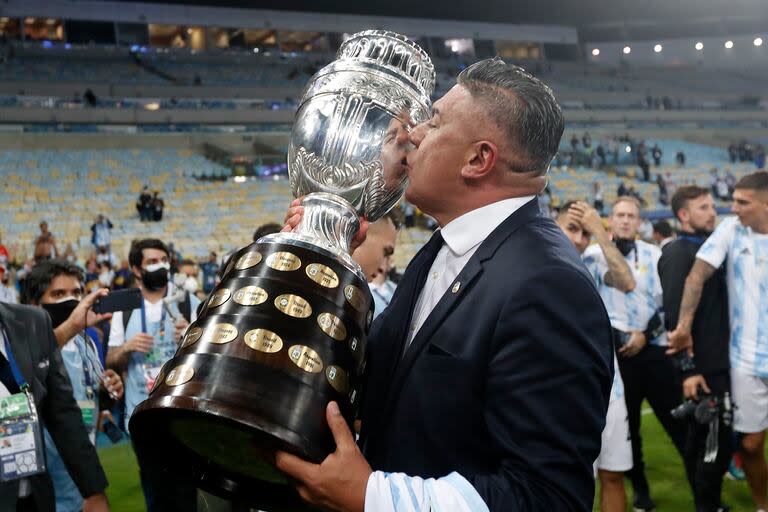 Claudio Chiqui Tapia besa la Copa América en Brasil, en 2021: con la conquista, la Argentina rompió la racha de 28 años sin levantar el trofeo