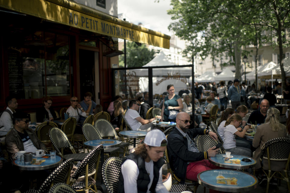 Gente en una cafetería de París, el 28 de mayo de 2022. (Dmitry Kostyukov/The New York Times)
