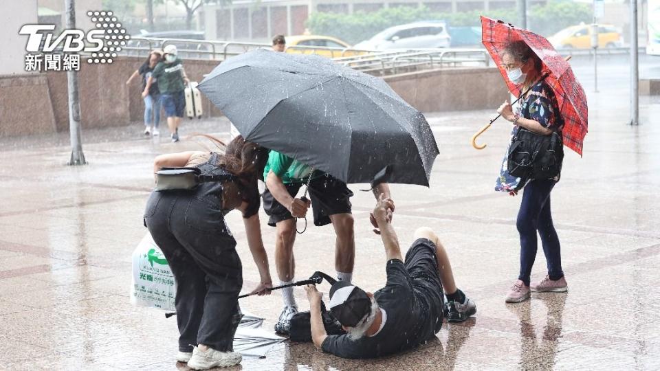 杜蘇芮颱風帶來的風雨，全台各地都不容小覷。（圖／張哲鳴攝）
