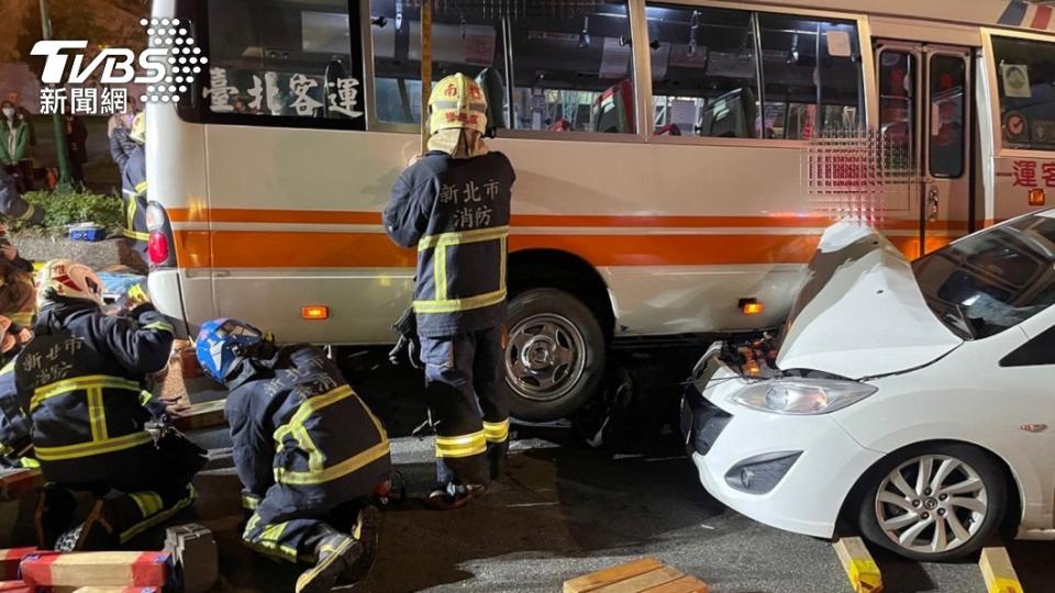 其中一名男騎士遭撞後被捲入車底。（圖／TVBS）