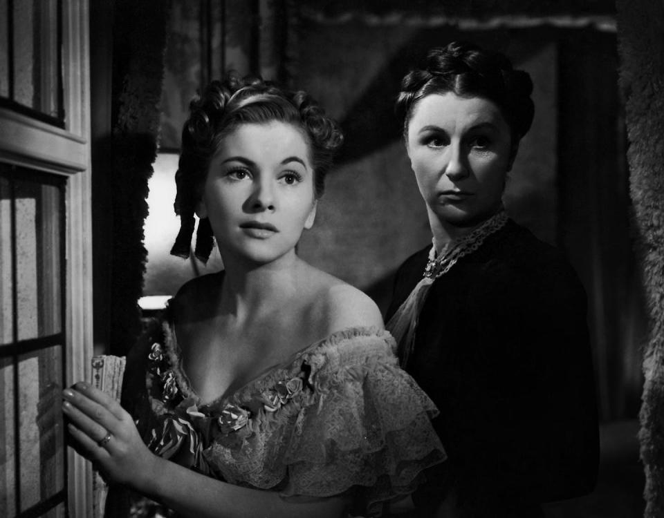 <span class="caption">Joan Fontaine como la señora De Winter y Judith Anderson como la señora Danvers en la adaptación de Hitchcock de 'Rebecca'.</span> <span class="attribution"><a class="link " href="https://www.imdb.com/title/tt0032976/" rel="nofollow noopener" target="_blank" data-ylk="slk:IMDB;elm:context_link;itc:0;sec:content-canvas">IMDB</a></span>