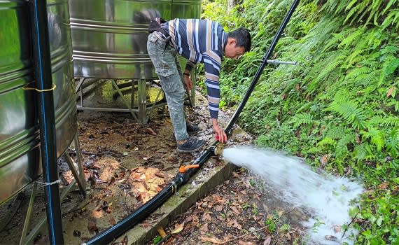 （觀傳媒新北新聞）【記者蔡宇辰／新北報導】新北市三峽區三面環山，境內擁有豐富的山林景致與特殊地形，部分地區因地勢較高，仍無自來水到達，當地居民藉由引取山澗野溪的水來洗衣煮飯，極為不便，因此新北市政府水利局在去年度補助三峽區公所約662萬元經費，改善安坑里、有木里、竹崙里、五寮里等地區既有簡易自來水設備，已於今年5月上旬完工，造福212戶居民，解決長期用水不便的辛苦。