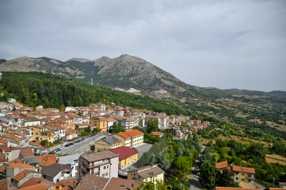 Imagen panorámica de la población de Latronico en las montañas de Basilicata, región situada al sur de Italia. Foto: Getty Images. 