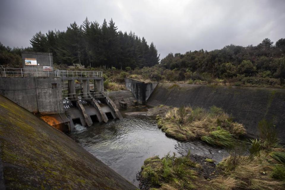 在紐西蘭旺阿努伊河源頭附近還有另一個破壞環境的隱憂──湯加里羅電力計畫（Tongariro Power Scheme）的抽水站。（AP）