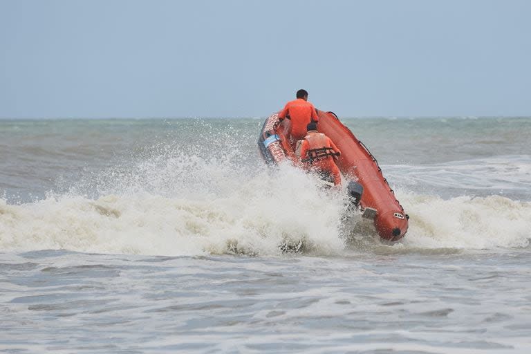 Continúa la búsqueda de Ramón Román y Gabriel Raimann, quienes desaparecieron el pasado domingo al ingresar en kayak al mar entre Valeria del Mar y Cariló