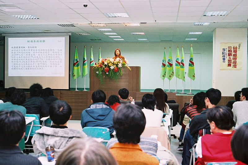 2003年政經學院_李紀珠演講，圖片由財團法人世界領袖教育和平基金會提供