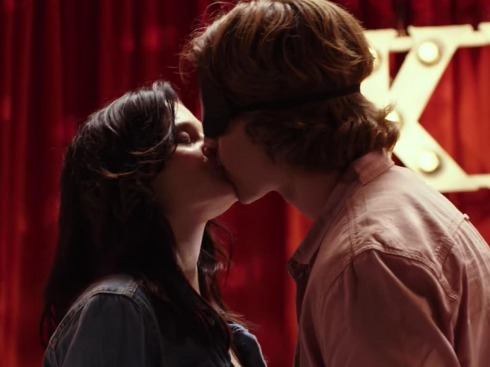 The kissing booth blindfold scene