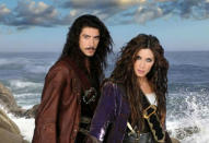 <p>Volvió a interpretar a un personaje similar en ‘Piratas’ (2011), la serie que protagonizó junto a Pilar Rubio y que se convirtió en uno de los fracasos más sonados de Telecinco. (Foto: Mediaset). </p>