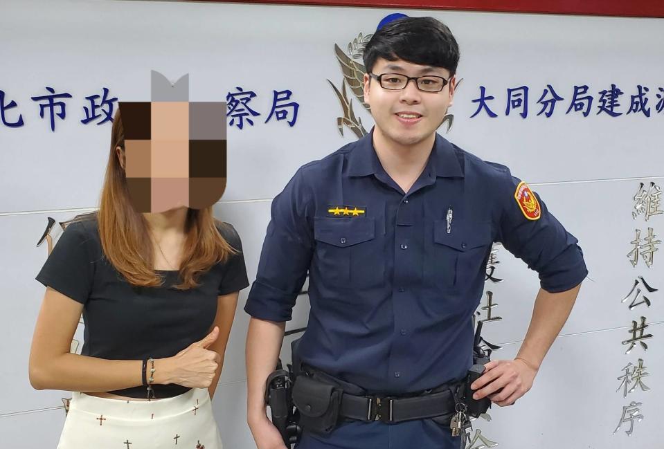 大同分局建成派出所員警葉家宏（圖右）成功協助一名緊急求助的泰國女性旅客迅速找回遺失的護照。（記者黃荷琇 翻攝）