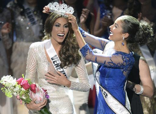Miss Venezuela, Gabriela Isler, recibiendo la corona de Miss Universo en Moscú el 9 de noviembre de 2013 (AFP | Alexander Nemenov)