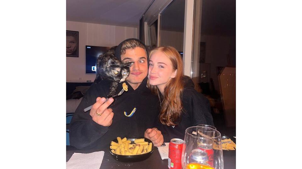 Nikita Kuzmin and his girlfriend Lauren eating pasta with their cat