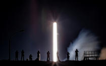 Varias personas fotografían la nave Soyuz MS-13 mientras despega del Cosmódromo de Baikonur (Kazajistán) el 20 de julio en dirección a la Estación Espacial Internacional (ISS). La tripulación está formada por Andrew Morgan, de la NASA, Alexander Skvortsov, de la agencia rusa Roscosmos, y Luca Parmitano, de la Agencia Espacial Europea. (Foto: Maxim Shemetov / Reuters).