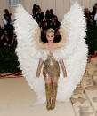 <p>Das Motto der Met Gala “Heavenly Bodies: Fashion and the Catholic Imagination” (Himmlische Körper: Mode und die katholische Vorstellungskraft) nahm sich Katy Perry zu Herzen und hüllte ihren himmlischen Körper in ein himmlisches Kostüm. Ganz schön abgehoben! (Bild: Getty Images) </p>