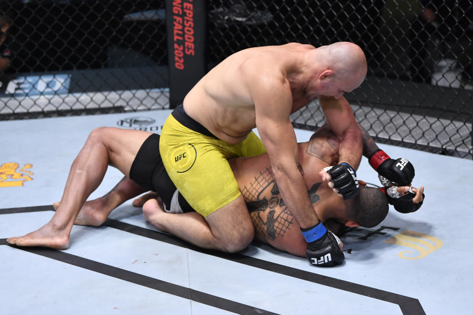 LAS VEGAS, NEVADA - NOVEMBER 07: (L-R) Glover Teixeira of Brazil punches Thiago Santos of Brazil in a light heavyweight fight during the UFC Fight Night event at UFC APEX on November 07, 2020 in Las Vegas, Nevada. (Photo by Jeff Bottari/Zuffa LLC)