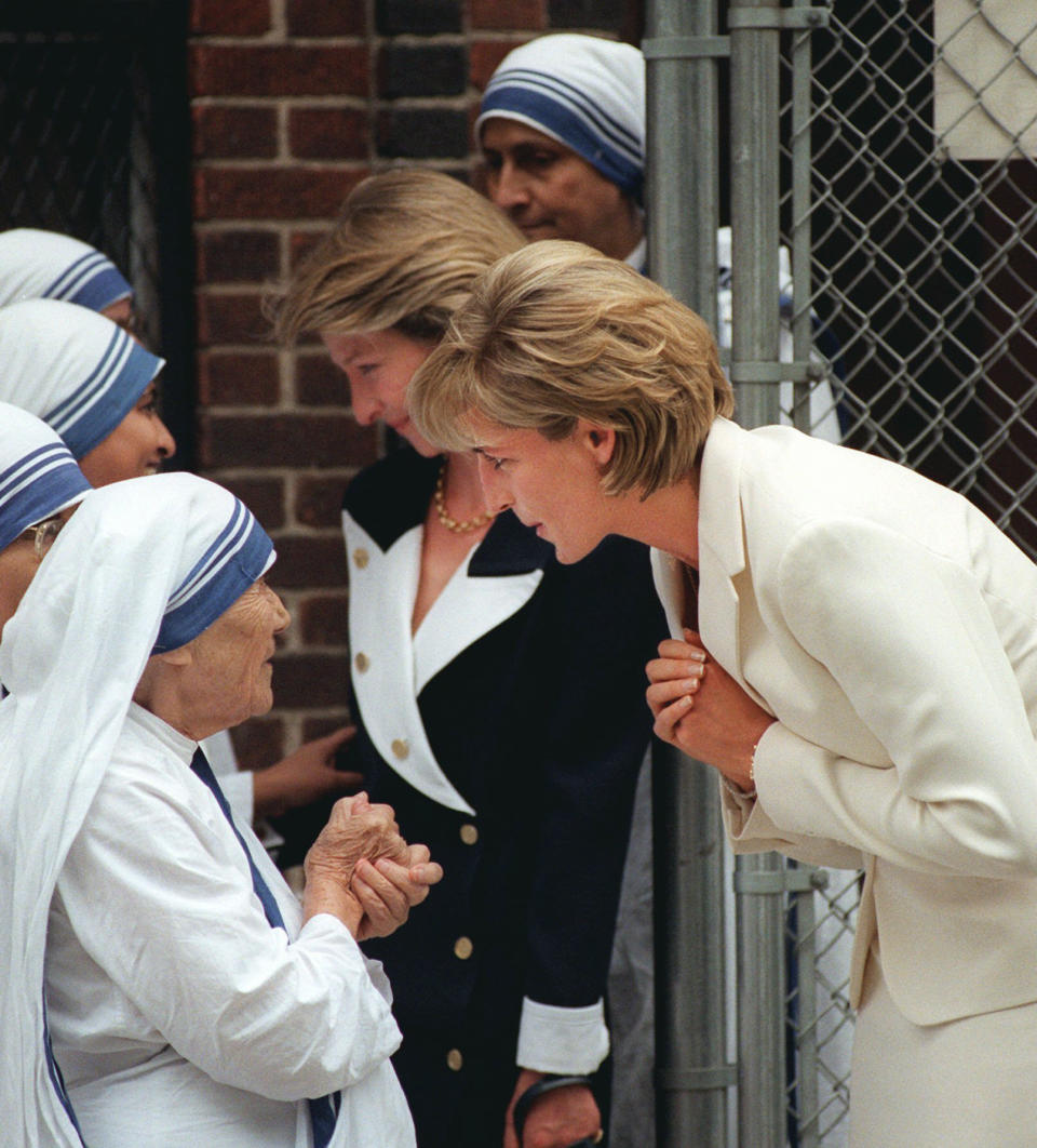 ARCHIVO – En esta fotografía del 18 de junio de 1997 la madre Teresa, izquierda, se despide de la princesa Diana después de ser visitada por ella en Nueva York. La princesa Diana, que era considerada tímida al saltar a la fama, se convirtió en una revolucionaria en sus años en la Casa de Windsor modernizando la monarquía como una institución más personal y cambiando la forma en la que la familia real se relacionaba con la gente. (Foto AP/Bebeto Matthews, archivo)