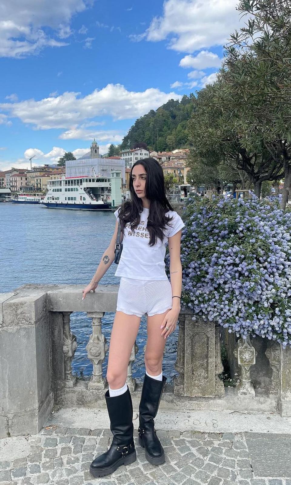 total look blanco, de shorts y camiseta con botas