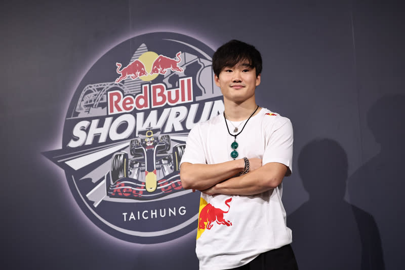 台中封街賽車展演　角田裕毅出席記者會（2） 「Red Bull Showrun Taichung封街賽車展演」28日在台 中市市政路封街登場，吸引全台車迷朝聖，共計賣出 3萬張門票，日本籍F1賽車手角田裕毅上午舉行媒體 見面會。 中央社記者翁睿坤攝　113年9月28日 