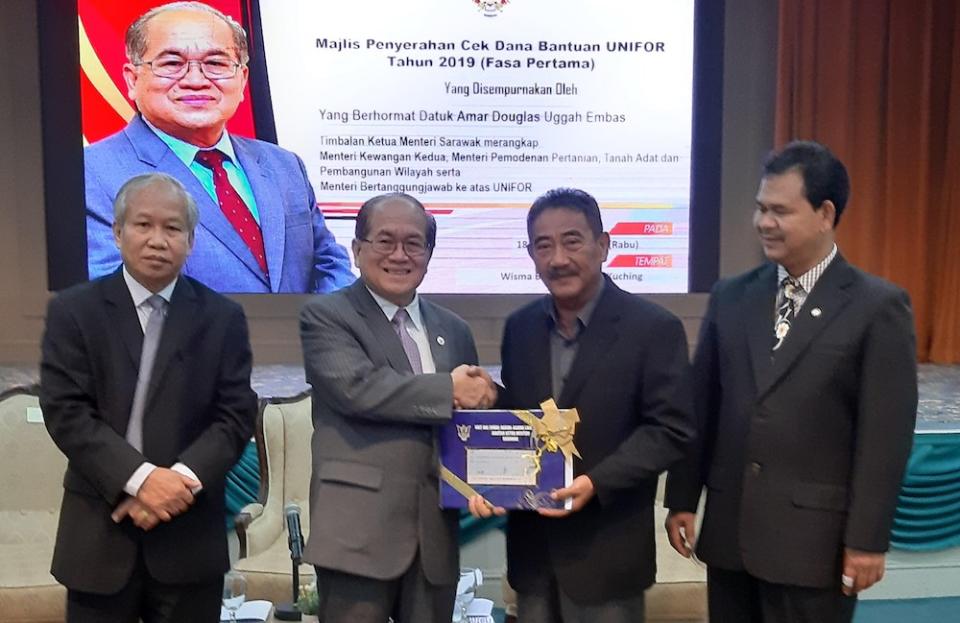 Simunjan state assemblyman Awla Dris (2nd right), on behalf of two churches in his constituency, receives the allocation from Deputy Chief Minister Datuk Amar Douglas Uggah Embas in Kuching September 18, 2019. — Picture by Sulok Tawie