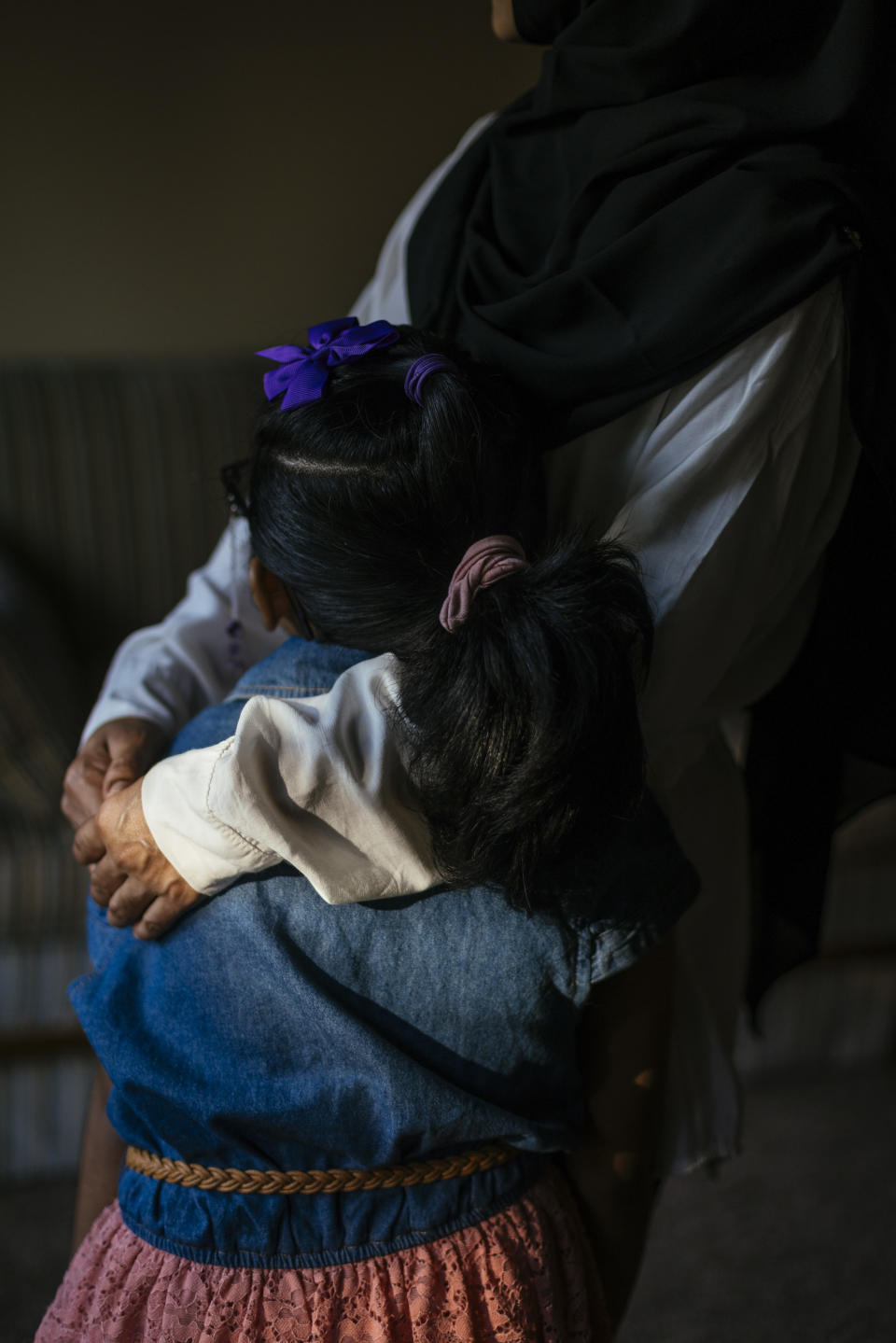 Ferozah Binti Abdul Rashid, una refugiada rohinyá, y su hija de 5 años en su casa de Milwaukee, Wisconsin, el 16 de septiembre de 2022. (Taylor Glascock/The New York Times)
