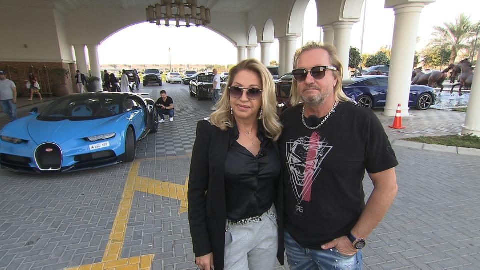 Carmen und Robert verbringen Zeit mit Freunden und schnellen Autos in Dubai. (Bild: RTLWEI)