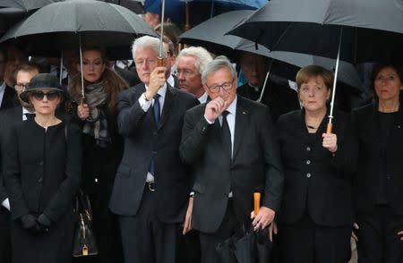 Widow of the late former German Chancellor Helmut Kohl Maike Kohl-Richter, former U.S. President Bill Clinton, European Commission President Jean-Claude Juncker and German Chancellor Angela Merkel stand as the coffin leaves the Speyer Cathedral, Germany, July 1, 2017. REUTERS/Wolfgang Rattay