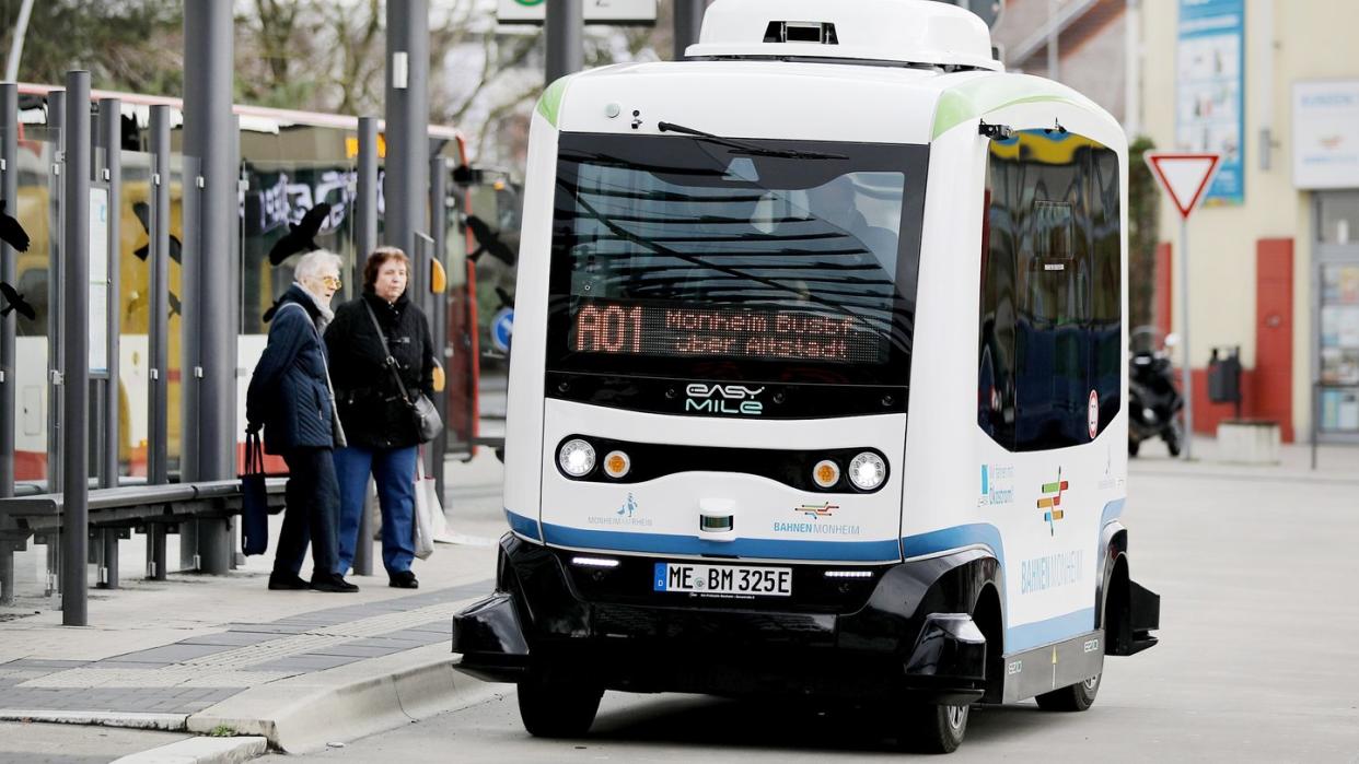 Ein autonom fahrender Bus fährt durch Monheim. Die Stadt Monheim nahm den Linienbetrieb mit autonom fahrenden Bussen auf.