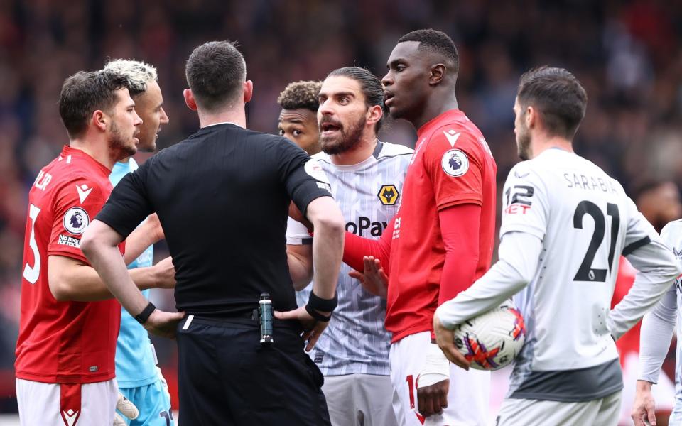 Ruben Neves de Wolverhampton Wanderers habla con el árbitro Chris Kavanagh durante el partido de la Premier League entre Nottingham Forest y Wolverhampton Wanderers en City Ground - Getty Images/Naomi Baker