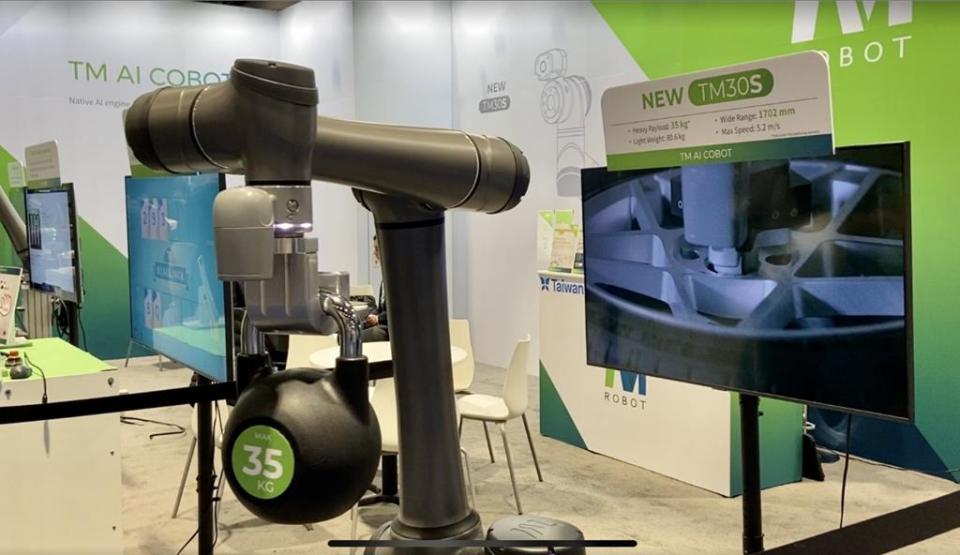 達明機器人赴美國Automate參展新品TM30S，強調可負載35公斤及內建相機具備AI辨識功能。圖／達明機器人提供
