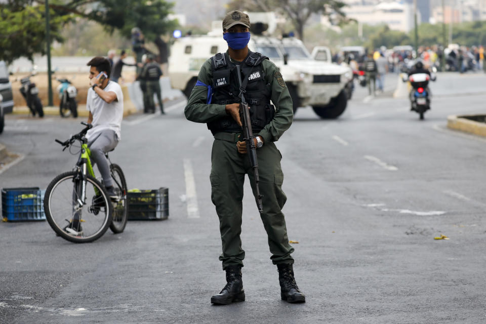 Un soldado hace guardia en una avenida que lleva hacia la base aérea de La Carlota, en Caracas, Venezuela, el 30 de abril de 2019. (AP Foto/Ariana Cubillos)