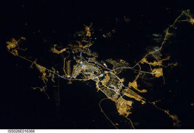 Aqui vemos as luzes noturnas de Brasília (Foto: ESA)