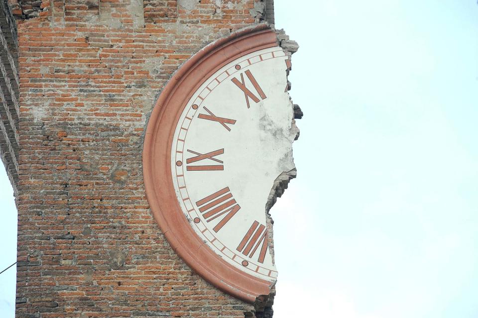 La imagen muestra los restos del reloj de la torre de Modenesi, destruído durante un terremoto de magnitud 6 que sacudió la ciudad en Mayo. (Photo by Roberto Serra/Iguana Press/Getty Images)