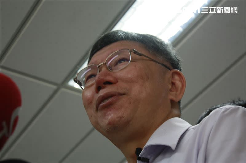 台北市長柯文哲今天受訪時，對台中市長盧秀燕表示抱歉，會盡快修好。（圖／記者劉懿萱攝影）