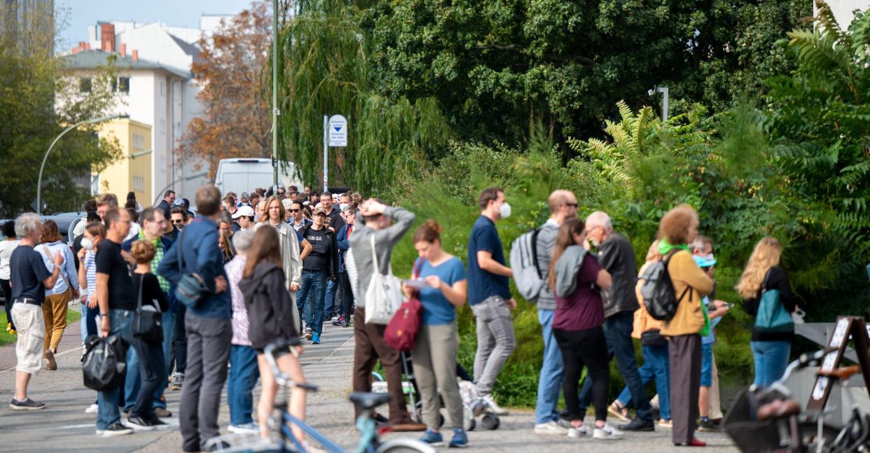 So wie hier vor den Wahllokalen im Tiergarten Gymnasium in der Altonaer Straße sah es in vielen Bezirken in Berlin am Tag der Bundestagswahl aus. Die Menschen warteten stundenlang.