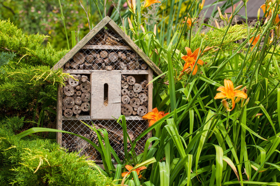 MAKE A BEE HOTEL