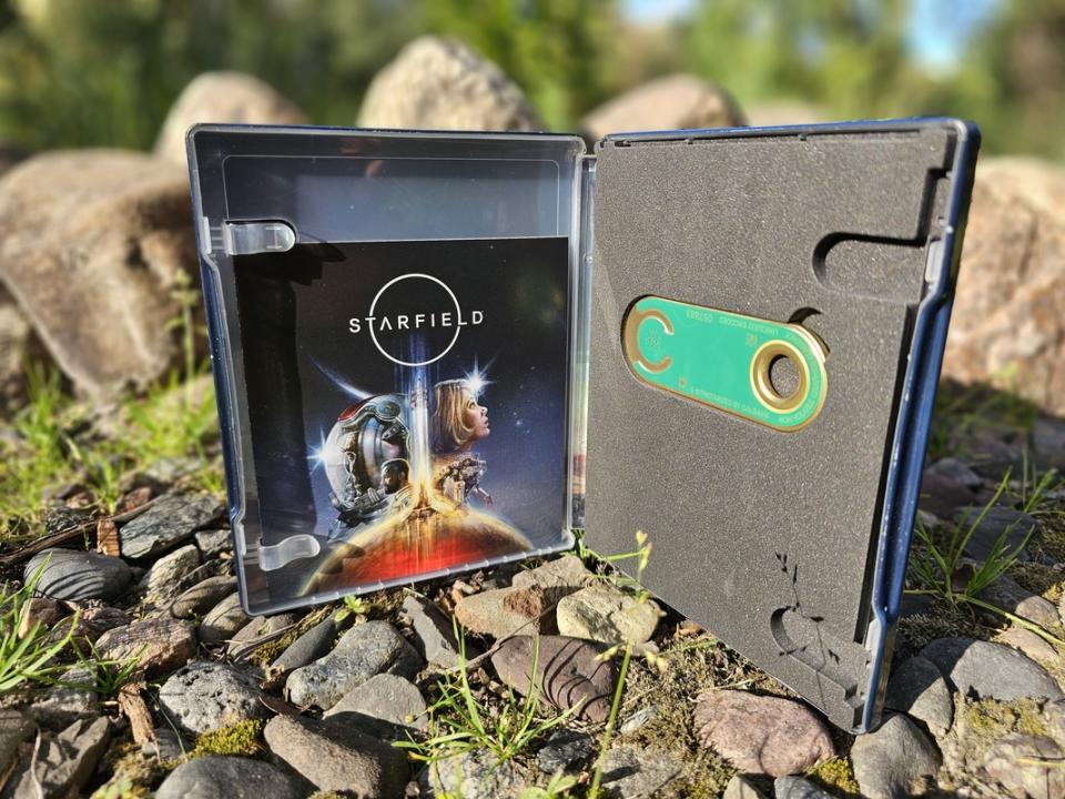 Starfield Constellation Edition which includes photos of the case, watch, steelbook case, and code chip